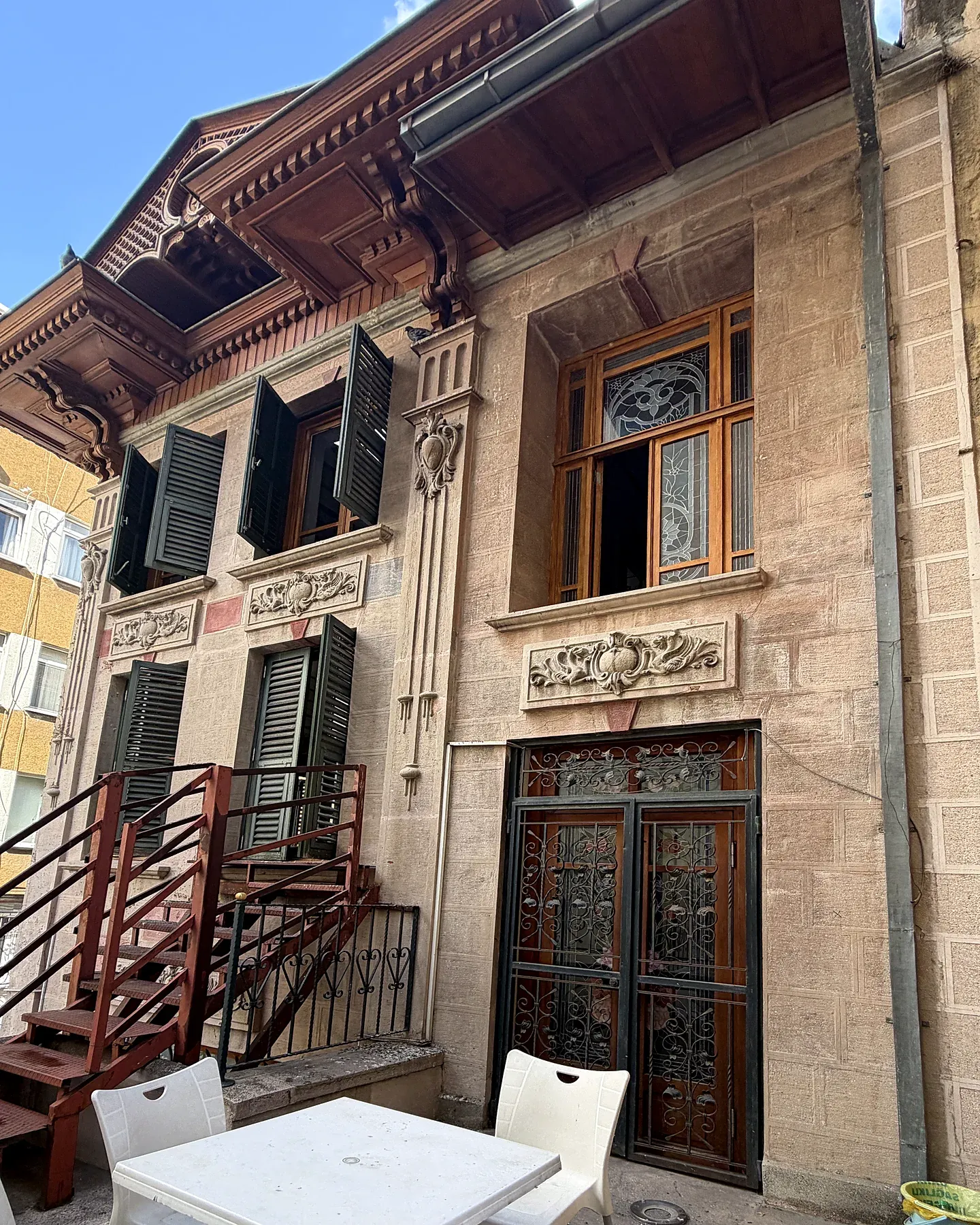 Köşkün girişi