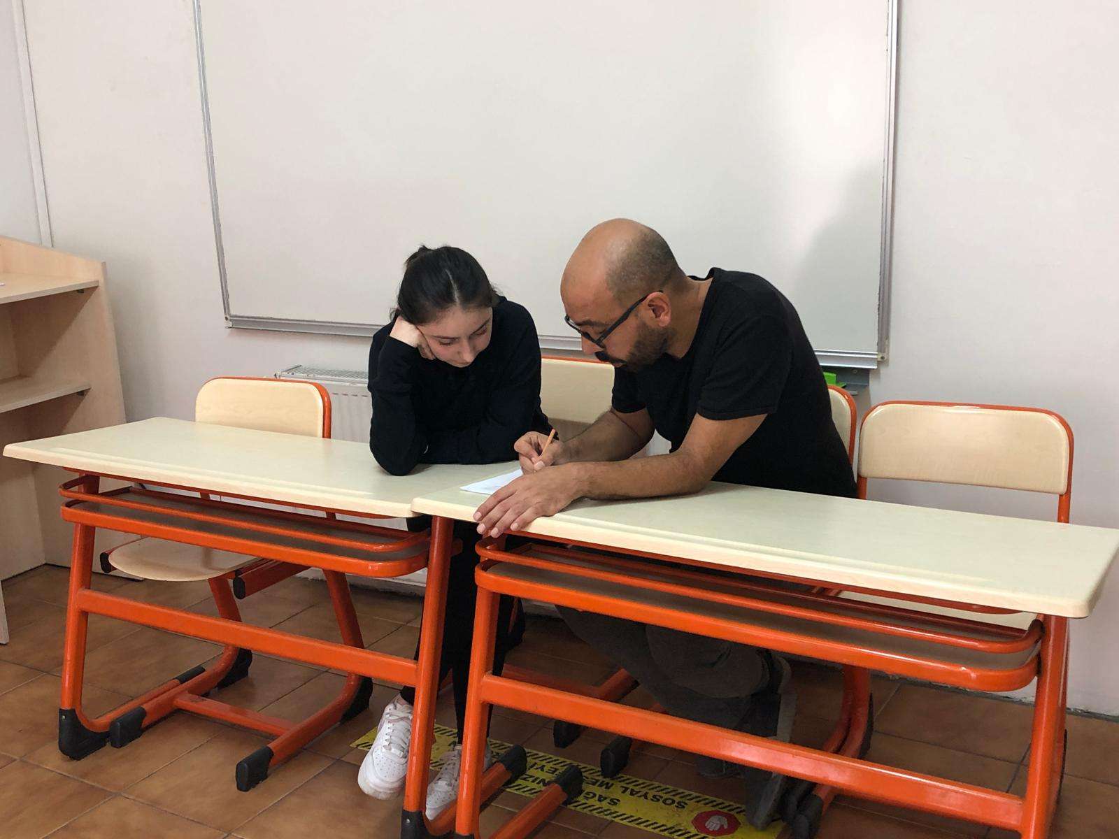 Ozan Rona'nın öğrenciyle birebir çalışma görüşmesi